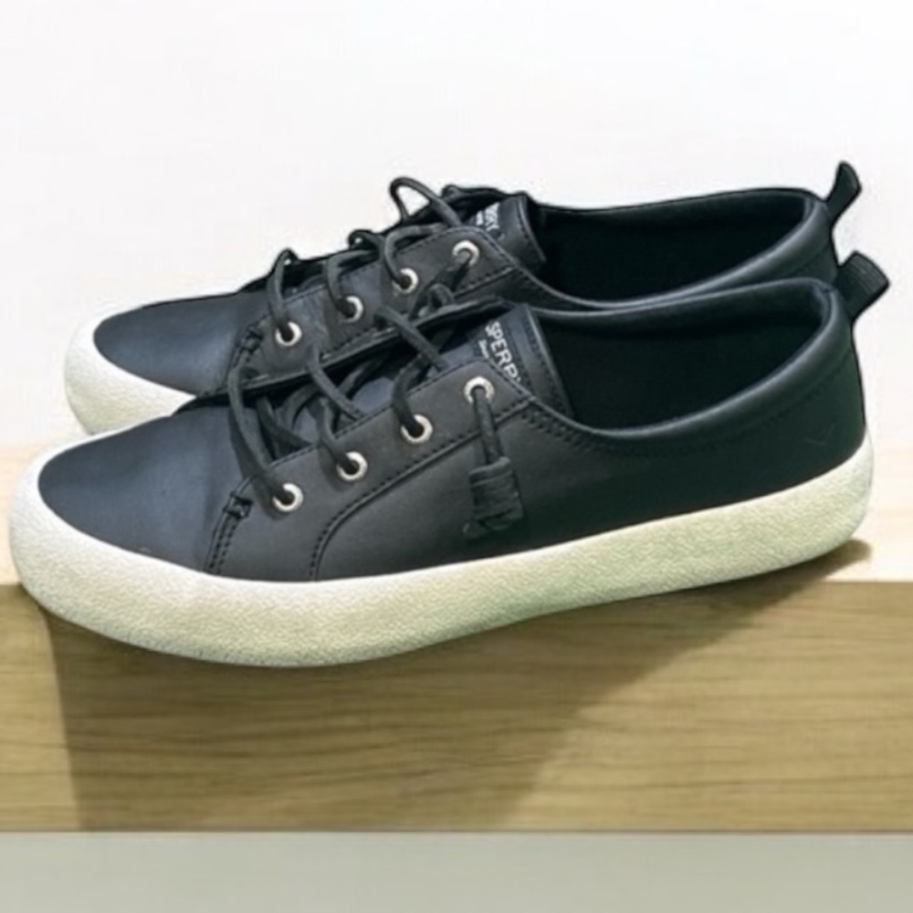 Sperry Women’s Crest Vine Leather Sneakers Size 9.5.